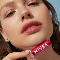 Nivea Dudak Bakım Kremi ve Parlatıcısı Kiraz 4,8 g 24 Saat Nem