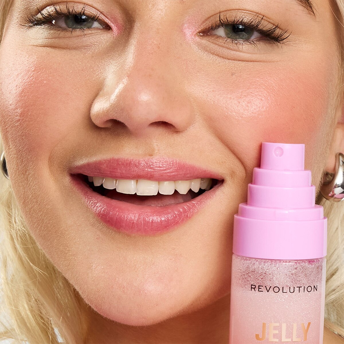  REVOLUTION REVOLUTION Revolution Jelly Mist Fixing Spray 70 ml  1 of 3 
