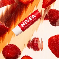 Nivea Dudak Bakım Kremi ve Dudak Parlatıcı Çilek 4,8 g 24 Saat Nem