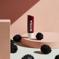 Nivea Yatıştırıcı Micellar Makyaj Temizleme Suyu 400 ml + Böğürtlen Nemlendirici Dudak Bakım Kremi 4,8 g Set
