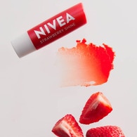 Nivea Dudak Bakım Kremi ve Dudak Parlatıcı Çilek 4,8 g 24 Saat Nem