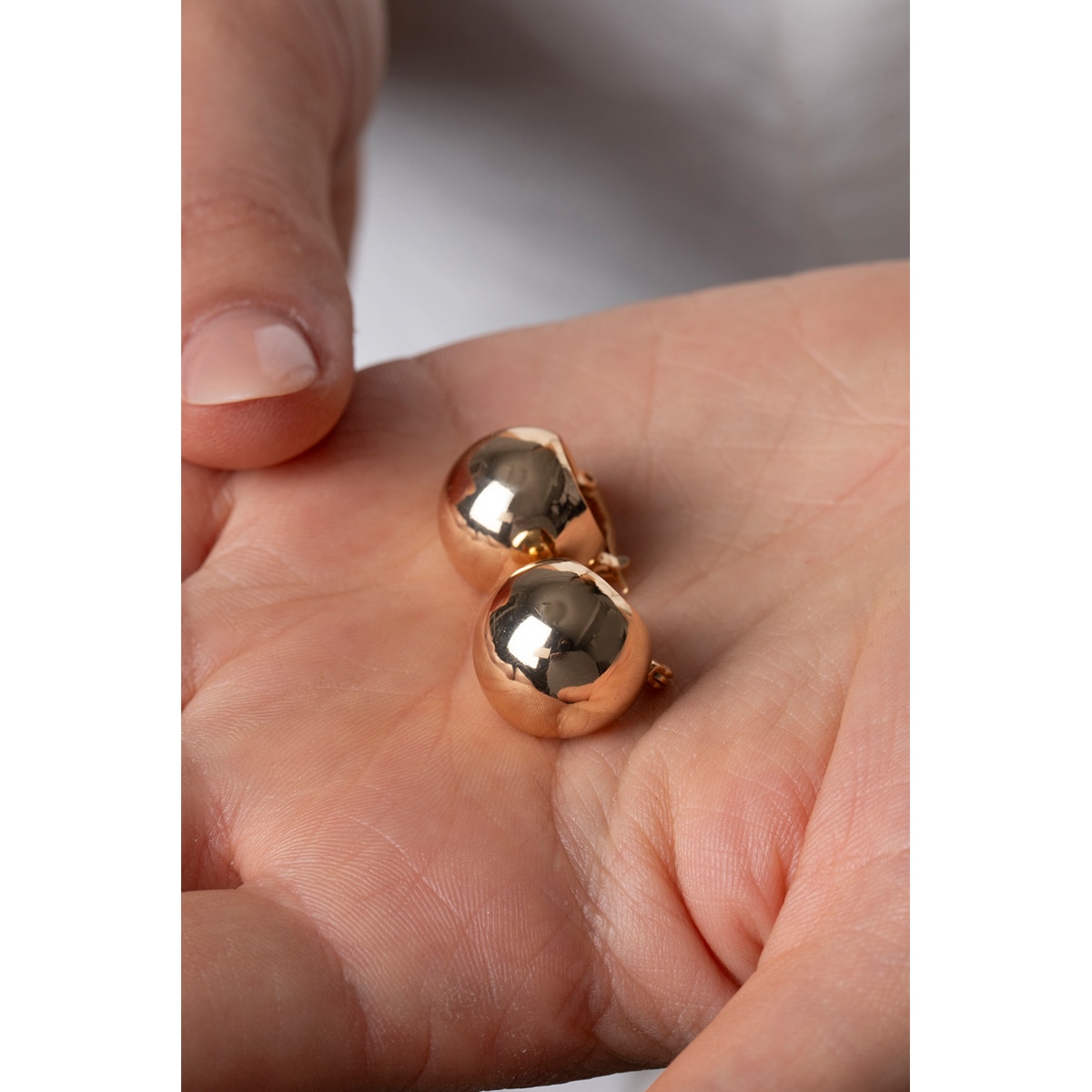  undefined VOLENIA Volenia Küpe Altın Renkli Minimal Sepet  1 of 4 