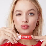 Nivea Dudak Bakım Kremi ve Dudak Parlatıcı Çilek 4,8 g 24 Saat Nem